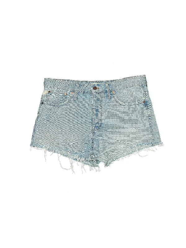 Plus Size Women's Denim Shorts with Embroidered Flowers in Light Blue for a Feminine Touch High-Rise Denim Shorts in Light Wash Plus Size Women's Denim Shorts with Embroidered Flowers in Light Blue for a Feminine Touch High-Rise Denim Shorts in Light Wash