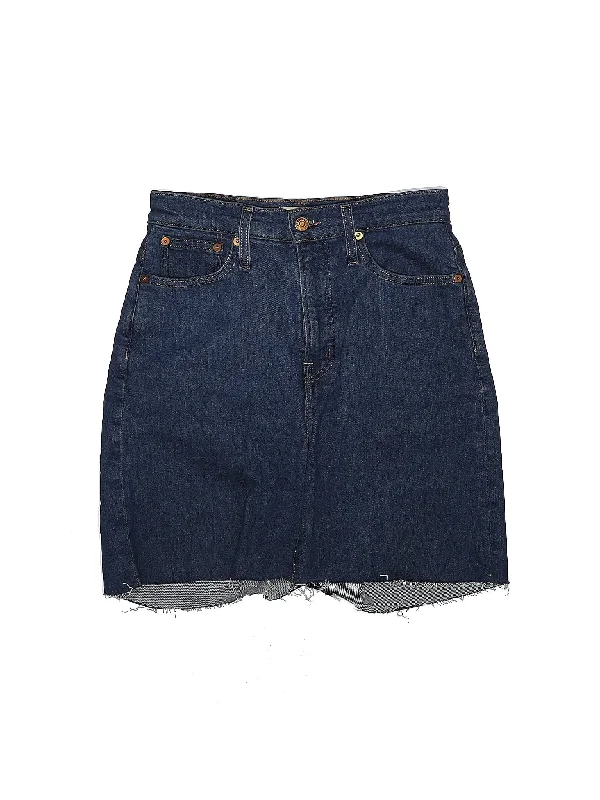 Plus Size Women's Elastic Waistband Linen Shorts in Navy Blue for a Comfortable Everyday Option High-Rise Denim Shorts in Medium Wash Plus Size Women's Elastic Waistband Linen Shorts in Navy Blue for a Comfortable Everyday Option High-Rise Denim Shorts in Medium Wash