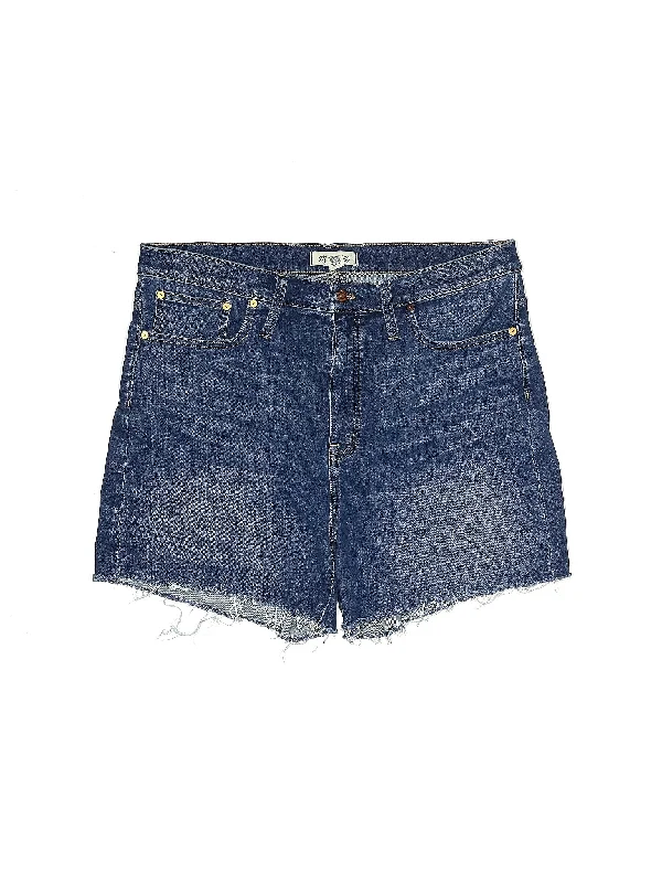 High - Waisted Plus Size Women's Denim Shorts with Distressed Details for a Trendy Look High-Rise Denim Shorts in Medium Wash High - Waisted Plus Size Women's Denim Shorts with Distressed Details for a Trendy Look High-Rise Denim Shorts in Medium Wash