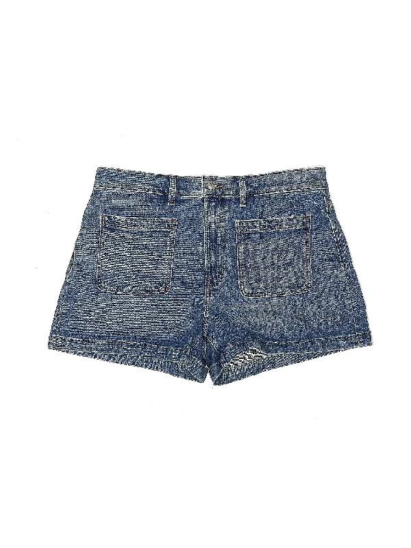 High - Waisted Plus Size Women's Denim Shorts with Distressed Details for a Trendy Look High-Rise Denim Shorts in Medium Wash High - Waisted Plus Size Women's Denim Shorts with Distressed Details for a Trendy Look High-Rise Denim Shorts in Medium Wash