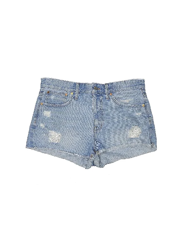 Plus Size Women's Denim Shorts with Embroidered Flowers in Light Blue for a Feminine Touch Low-Rise Denim Shorts in Light Wash Plus Size Women's Denim Shorts with Embroidered Flowers in Light Blue for a Feminine Touch Low-Rise Denim Shorts in Light Wash