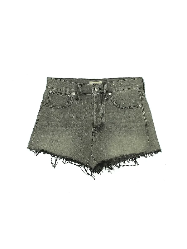 Plus Size Women's Denim Shorts with Embroidered Flowers in Light Blue for a Feminine Touch Mid-Rise Denim Shorts Plus Size Women's Denim Shorts with Embroidered Flowers in Light Blue for a Feminine Touch Mid-Rise Denim Shorts