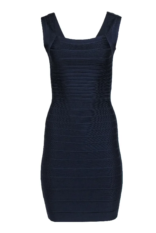 Maxi Women Dress with Floral Print for a Bohemian Vibe Maxi Women Dress with Floral Print for a Bohemian Vibe Herve Leger - Navy Bandage V-Back Midi Dress Sz S Maxi Women Dress with Floral Print for a Bohemian Vibe Maxi Women Dress with Floral Print for a Bohemian Vibe Herve Leger - Navy Bandage V-Back Midi Dress Sz S