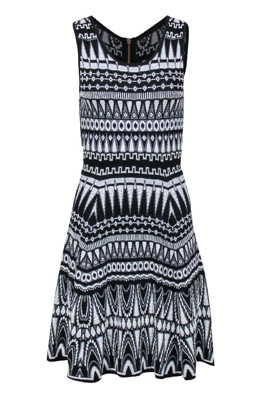 Empire Waist Women Dress to Accentuate the Bust and Conceal the Waist Empire Waist Women Dress to Accentuate the Bust and Conceal the Waist Milly - Black & White Patterned Knit A-Line Dress Sz M Empire Waist Women Dress to Accentuate the Bust and Conceal the Waist Empire Waist Women Dress to Accentuate the Bust and Conceal the Waist Milly - Black & White Patterned Knit A-Line Dress Sz M