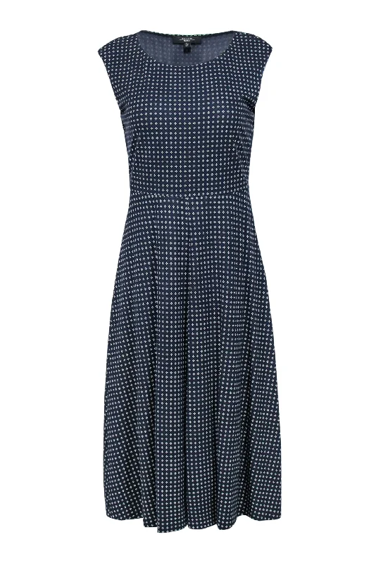 Maxi Women Dress with Floral Print for a Bohemian Vibe Maxi Women Dress with Floral Print for a Bohemian Vibe Weekend Max Mara - Navy & Blue Printed Sleeveless Midi Dress Sz M Maxi Women Dress with Floral Print for a Bohemian Vibe Maxi Women Dress with Floral Print for a Bohemian Vibe Weekend Max Mara - Navy & Blue Printed Sleeveless Midi Dress Sz M