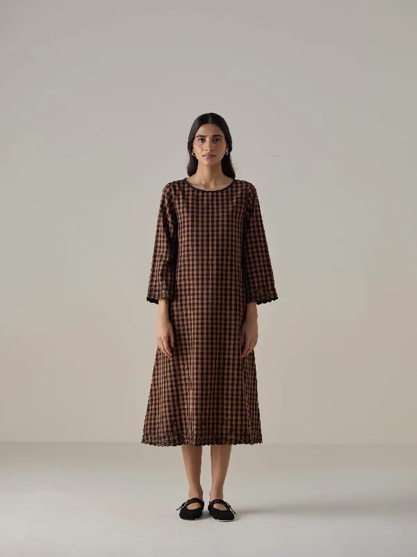 Midi dresses with halter necks for a stylish and comfortable option Cherry Wood Midi Dress Midi dresses with halter necks for a stylish and comfortable option Cherry Wood Midi Dress